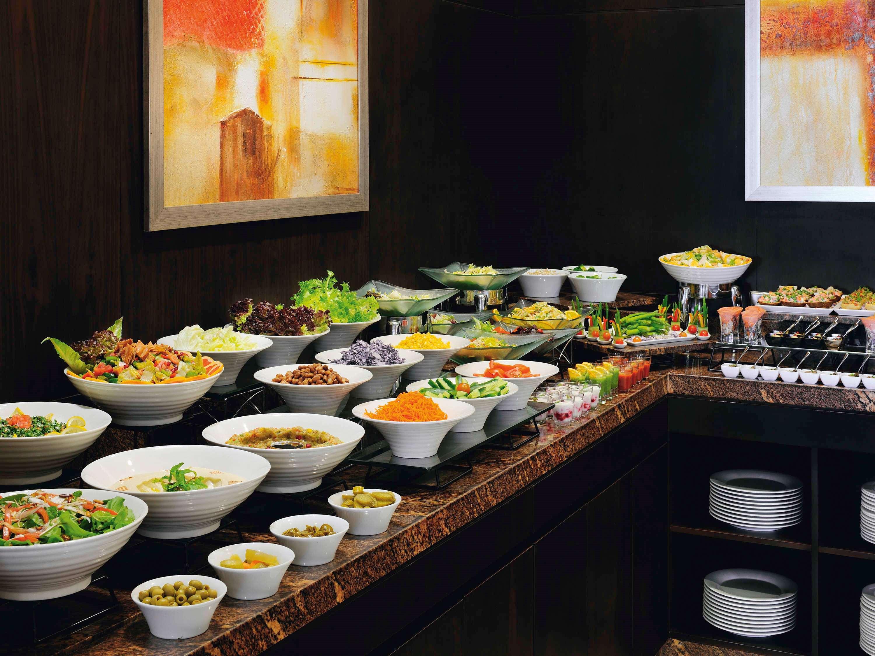 Moevenpick Hotel Apartments Al Mamzar Dubai Esterno foto A salad bar
